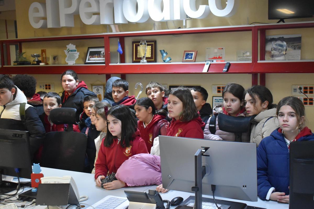 Fotogalería | El colegio María Auxiliadora de Cáceres visita El Periódico Extremadura