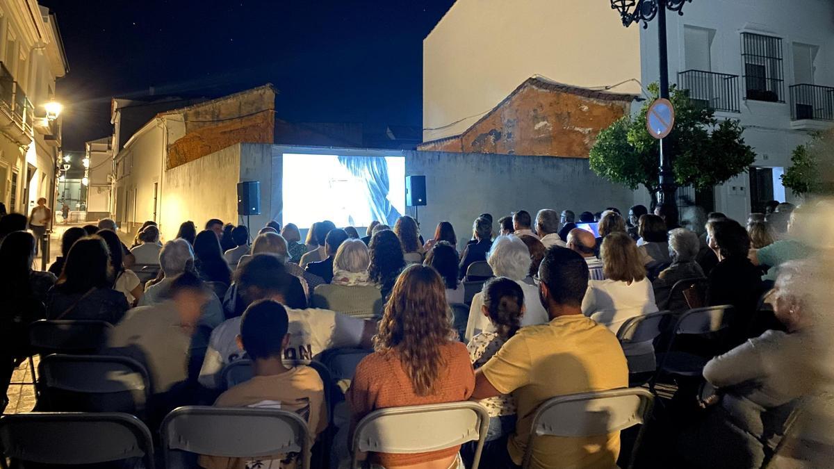 Proyección documental en la Plaza del Altozano