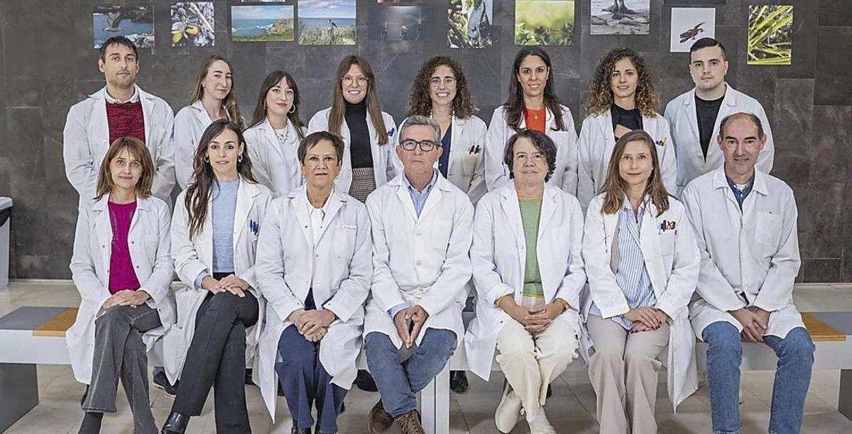 Gacho (en segunda fila, primero por la izquierda), posa con los miembros del grupo Hevepharm. | CEDIDA