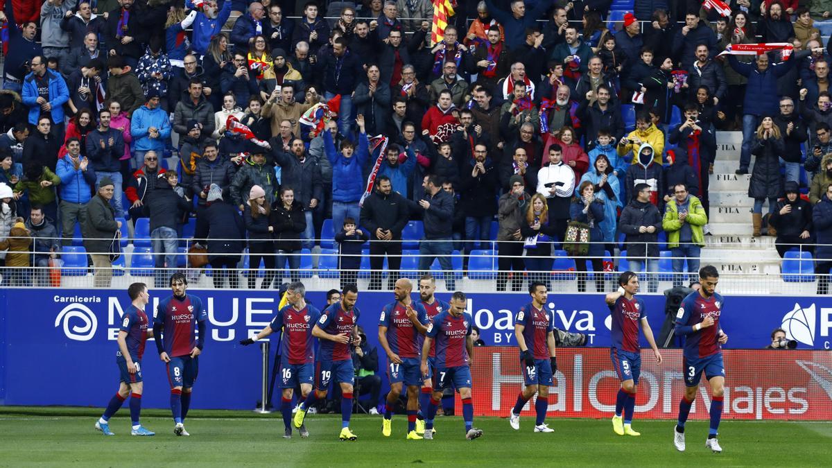 Los jugadores del Huesca celebran el triunfo azulgrana en el último derbi en El Alcoraz.