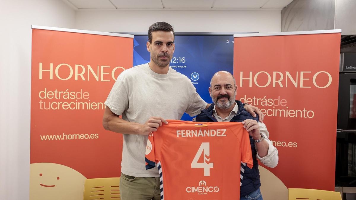 Javier Borragán posa junto a Pepe Sánchez, presidente de Horneo y también del club Eón Alicante.