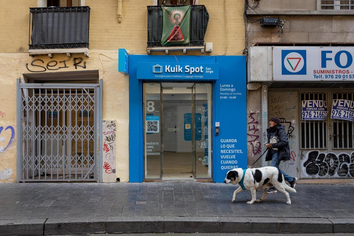 Un negocio de consignas en el barrio de la Magdalena en Zaragoza, esta semana.