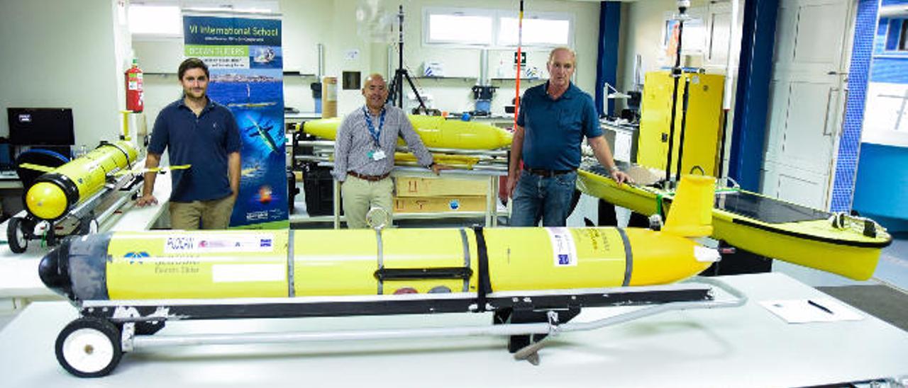 Carlos Barrera, en el centro, responsable del área de vehículos submarinos del Plocan, junto a otros investigadores.