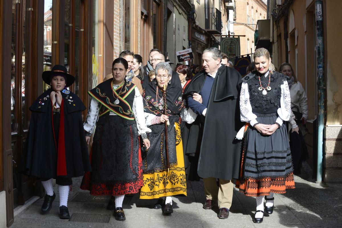 La alcaldesa de Benavente, Beatriz Asensio, y el presidente de la Diputación, Javier Faúndez, escoltan a la Águeda Mayor, Sara Verdugo.