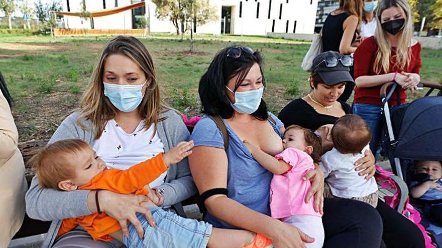  Tres mujeres alimentando a sus hijos.