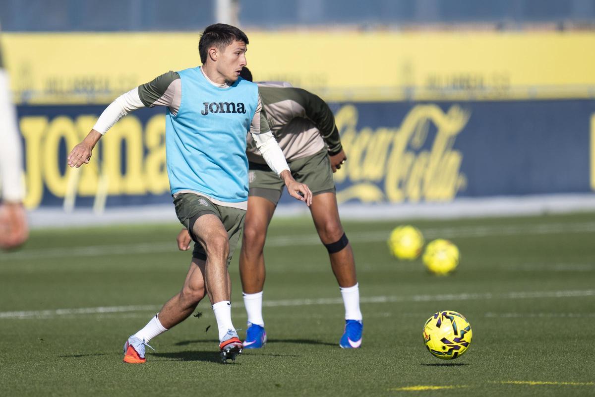 Thiago Fernández, durante un entrenamiento con el Villarreal CF.