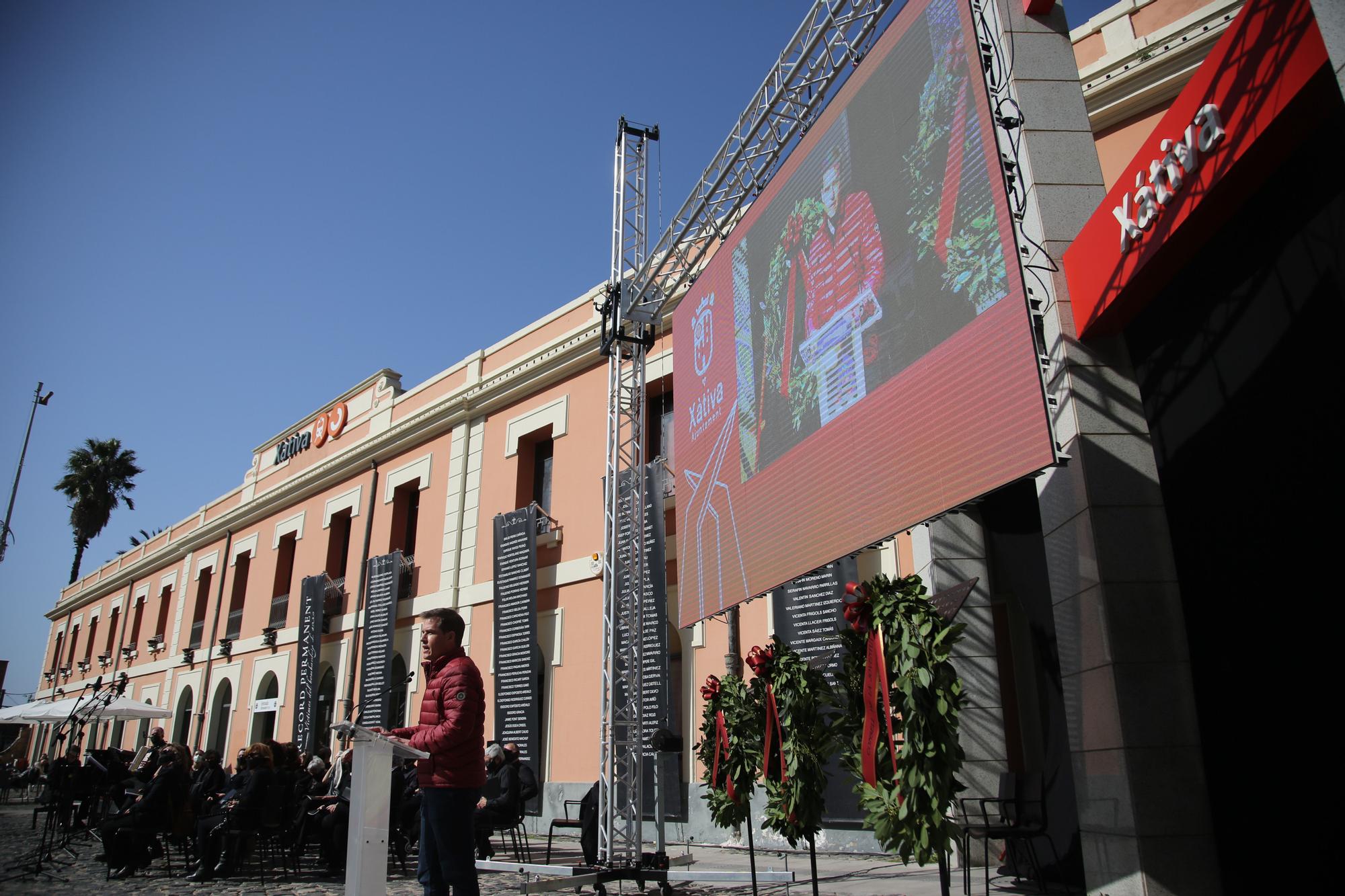 Xàtiva recuerda a las víctimas del bombardeo en la estación de 1939