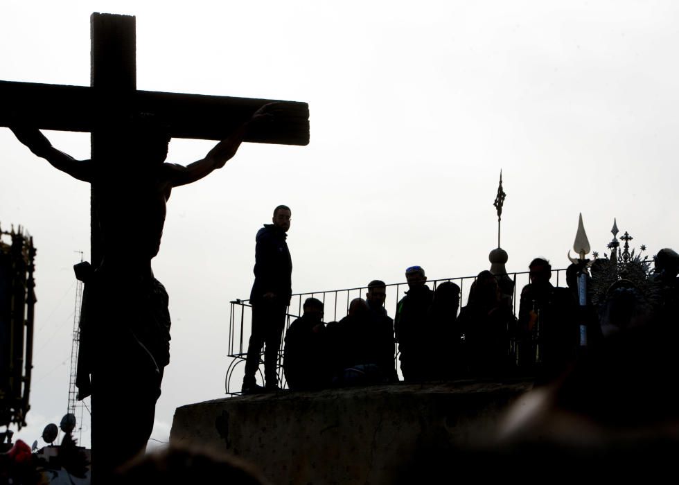 Miles de personas sienten la Semana Santa de cerca en el espectacular descenso por el Casco Antiguo