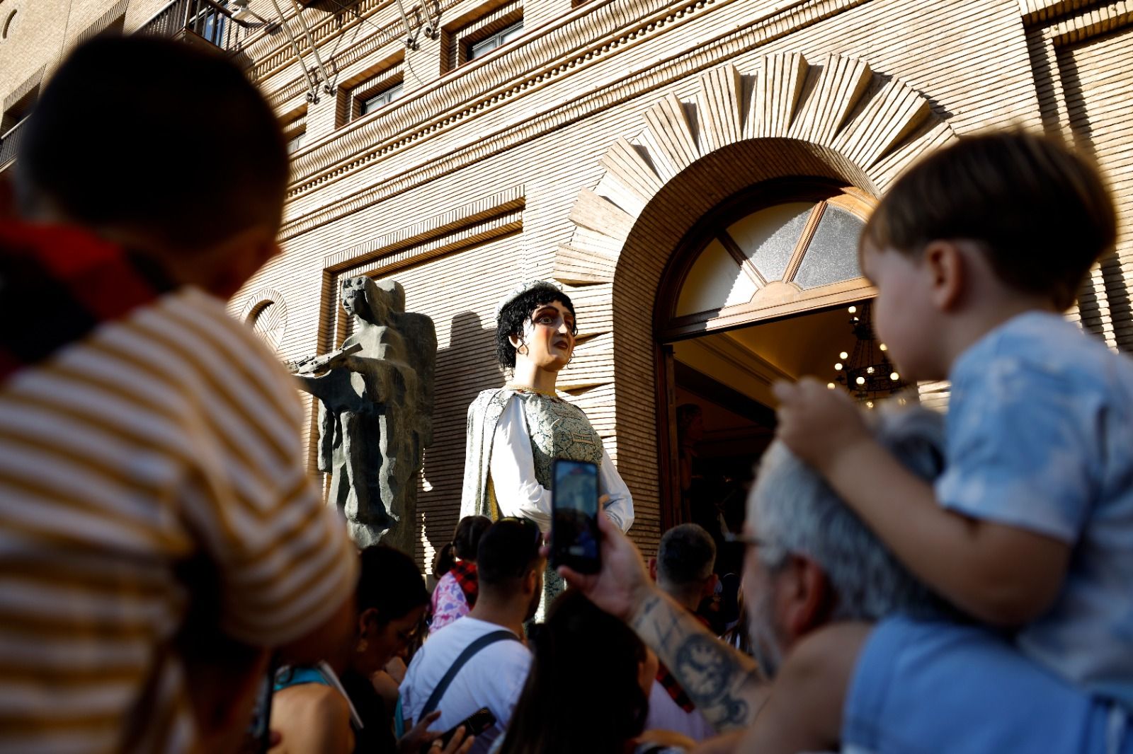 En imágenes | La comparsa de gigantes y cabezudos se da un baño de masas