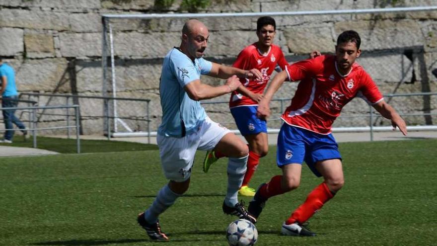 Dos jugadores disputan un balón en el choque de ayer en O Casal. // Gonzalo Núñez