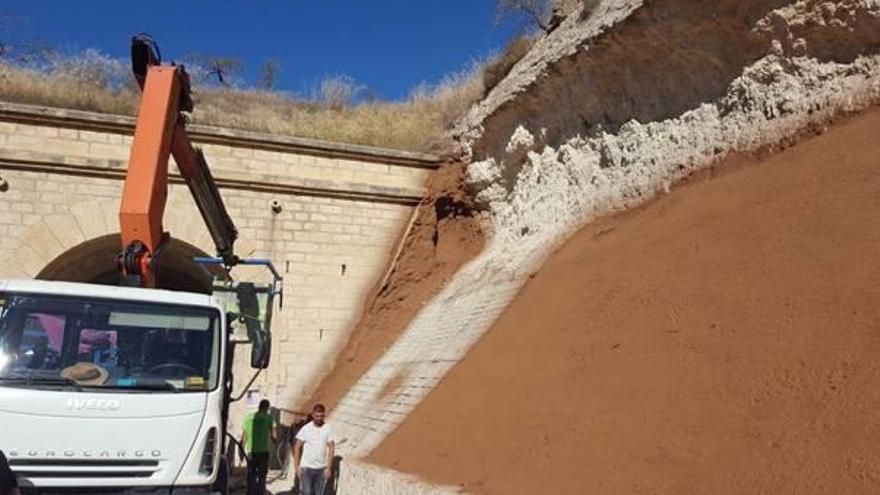 Una excavadora terminando las obras en la vía verde de Alcoy.