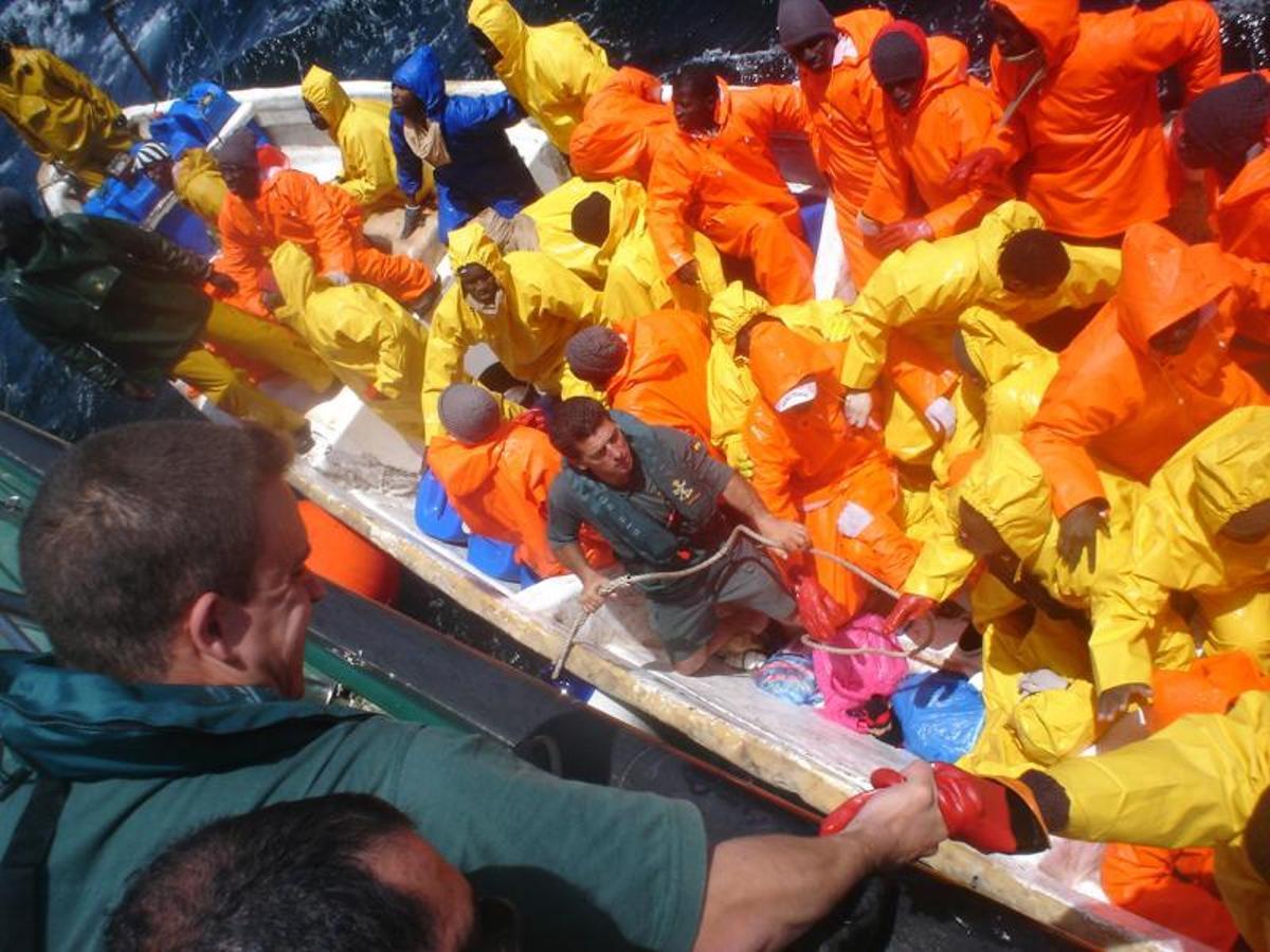 Guardias civiles interceptan en Mauritania un cayuco con 432 migrantes que se dirigían a España.