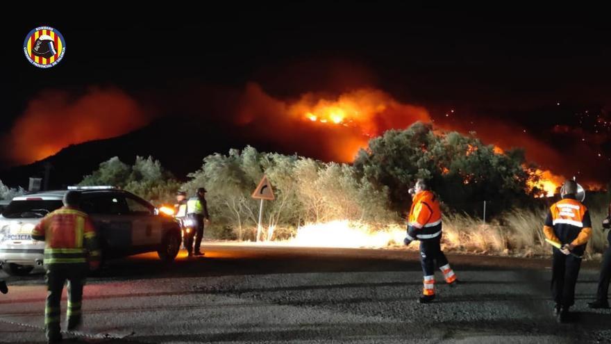 Noche complicada en el incendio forestal de Montitxelvo