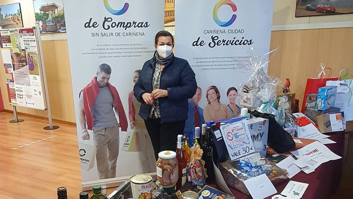 Migdalia Ardón Gallardo ha sido la afortunada en llevarse la gran cesta que contenía productos de todos los establecimientos participantes. | SERVICIO ESPECIAL