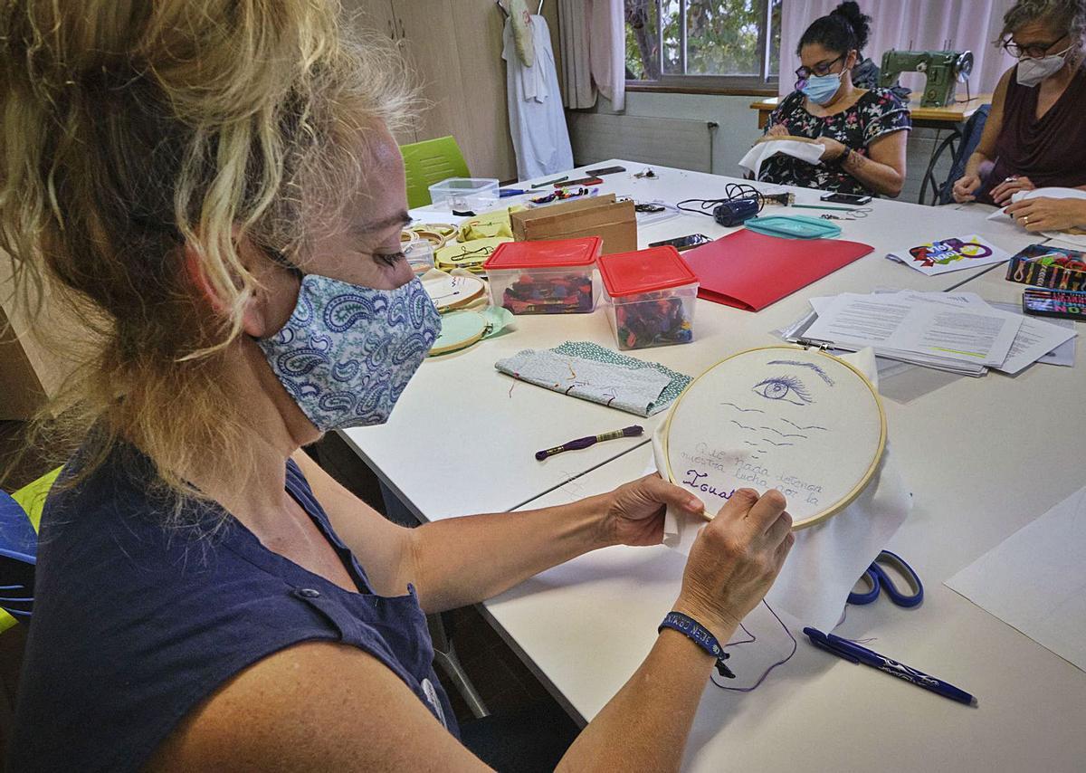 El taller «Brodant violències» pretén sensibilitzar sobre aquesta xacra social. | BORJA BALSERA