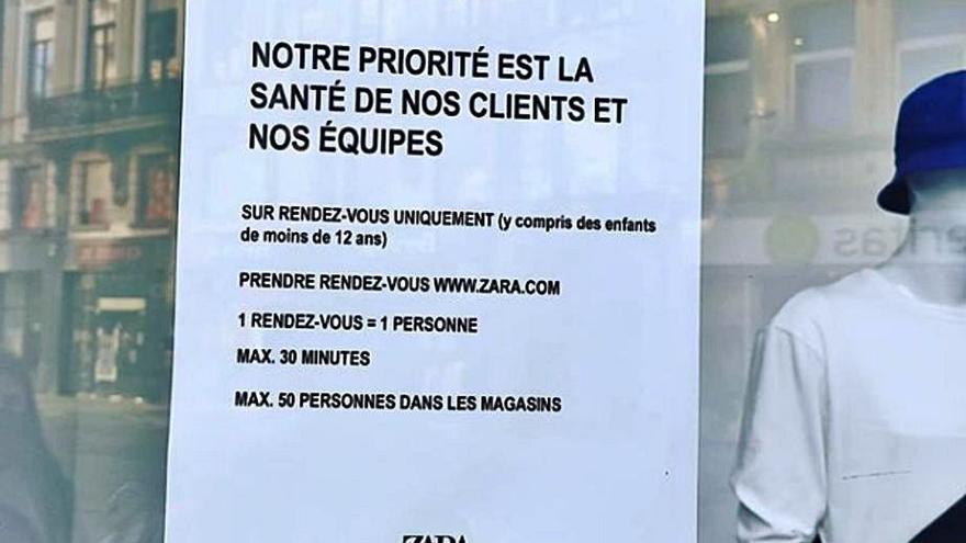 Un cartel anuncia cita previa en Zara, en Bruselas. |   // ELENA LADRÓN DE GUEVARA