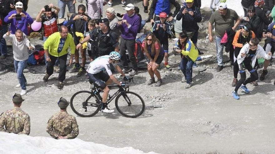 Froome revienta el Giro con un ataque lejano en la etapa reina y se viste de rosa