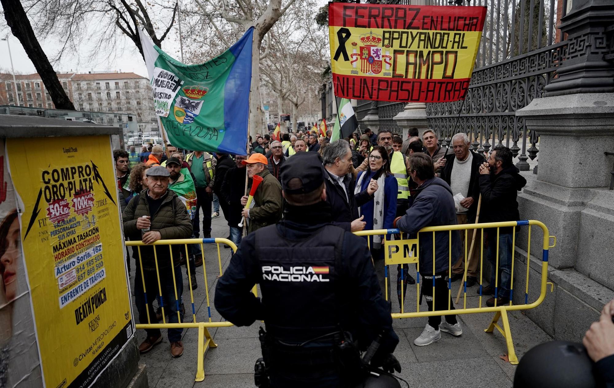 Agricultores protestan frente a la sede del Ministerio, en imágenes