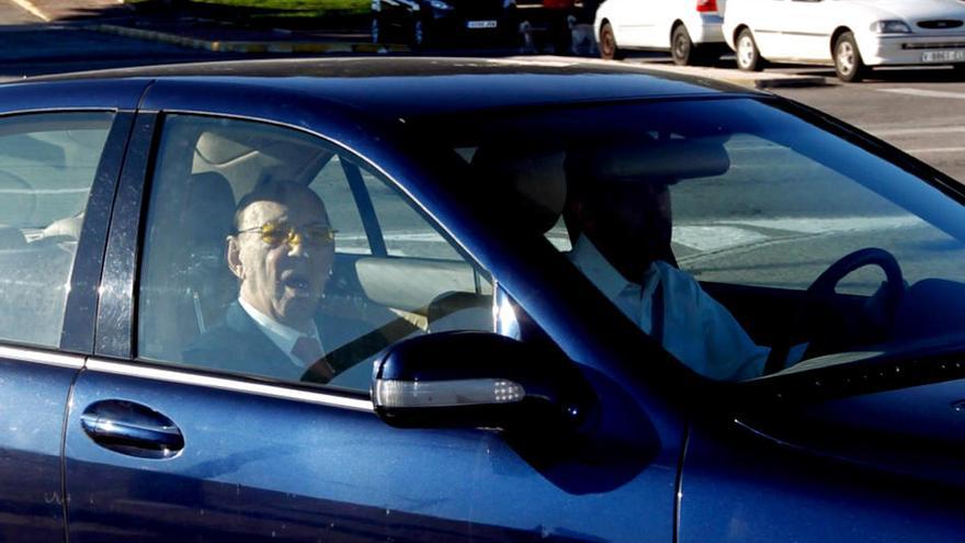 Llegada de José Lladró a la junta de accionistas. Foto: Miguel Ángel Montesinos