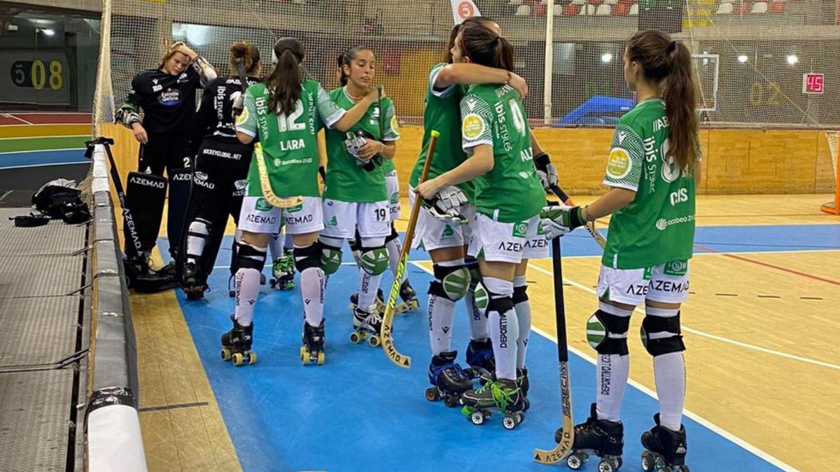 Las jugadoras del Liceo celebran la victoria sobre el Mataró. |  // L. O.