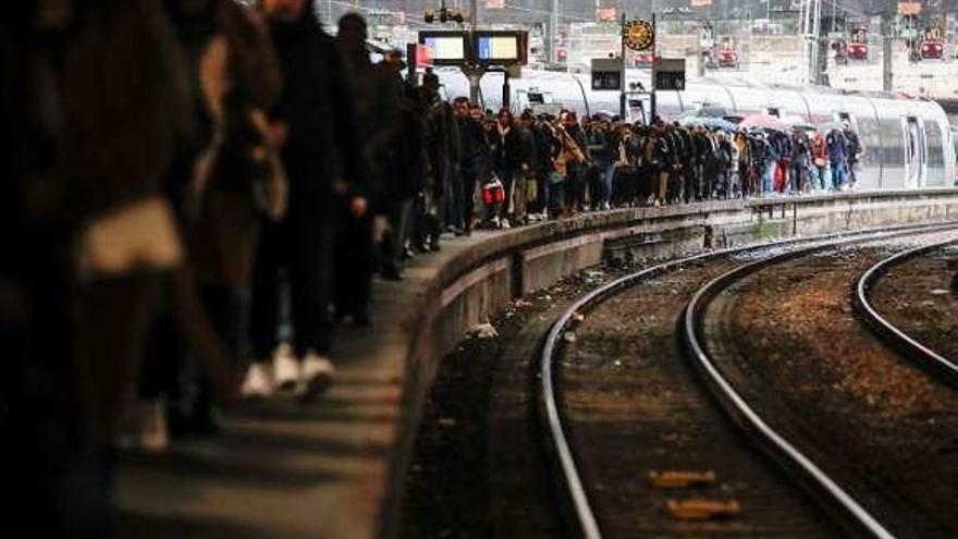 Pasajeros en un andén de una estación de tren de París. // Reuters