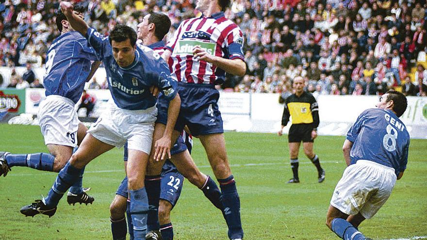 Óscar Álvarez, a la izquierda, lucha con Isma durante el último derbi disputado en El Molinón.