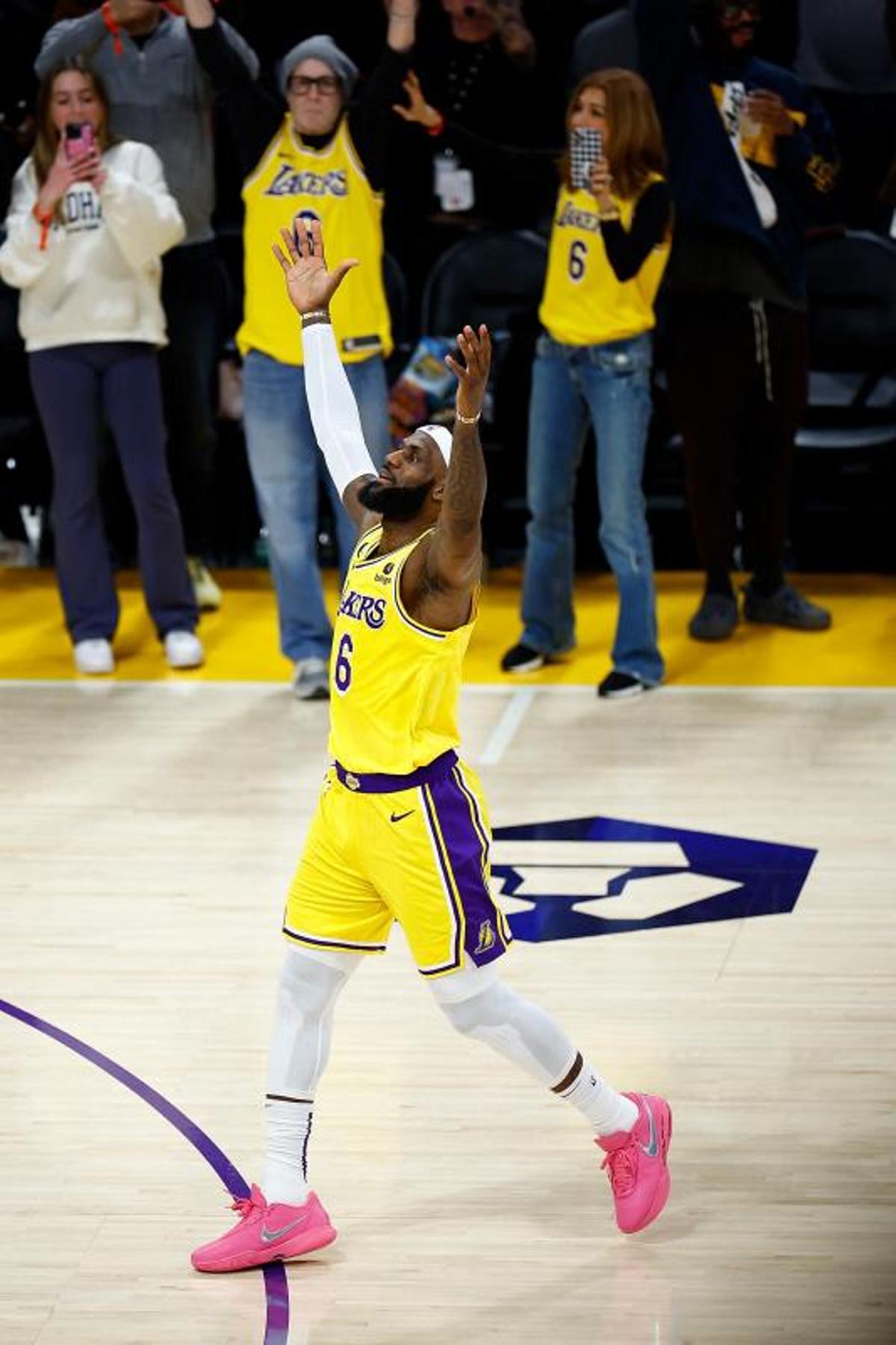 Las mejores imágenes de la noche histórica de LeBron James