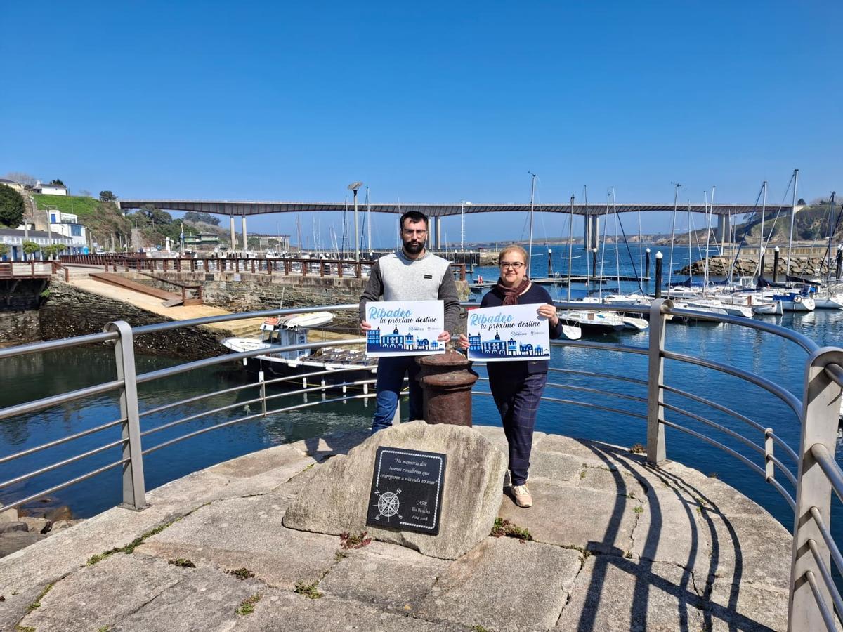 Jesúa Pérez y Carmen Cruzado en el Puerto Deportivo de Ribadeo.