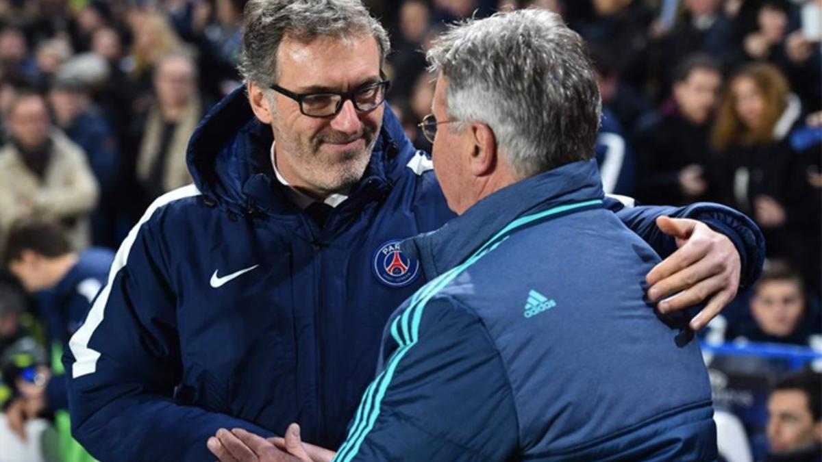 Blanc y Hiddink se saludaron cordialmente durante el Chelsea-PSG
