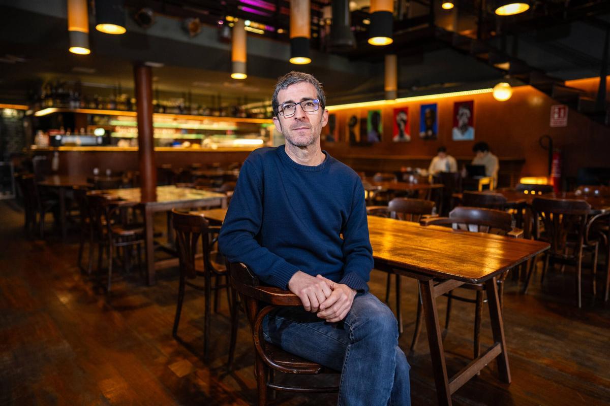 BARCELONA 20/12/2024 Icult. Entrevista con Frederic Perers, auto del libro 'L'efecte Villalpando' en cafetería Salambó en el barrio de Grácia. FOTO de ZOWY VOETEN