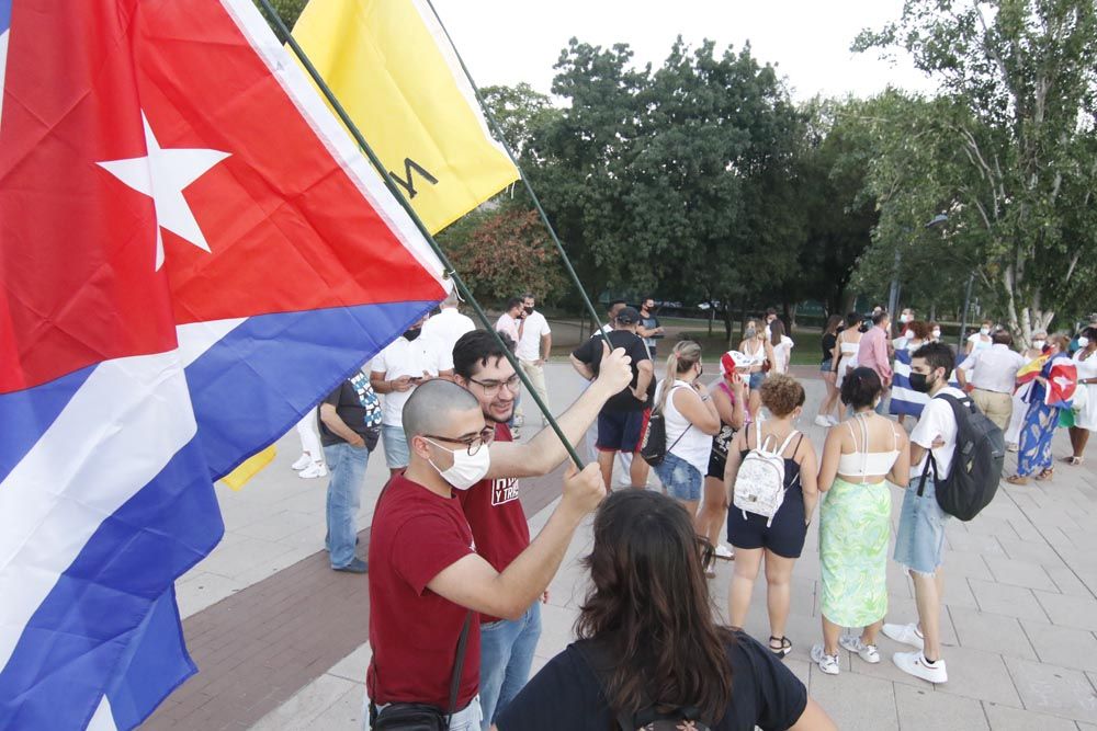 Decenas de cubanos en Córdoba denuncian el "maltrato a la gente" en su país