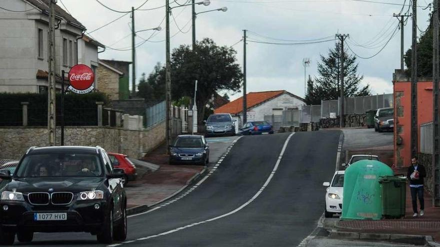 Los vecinos reclaman soluciones a la peligrosidad de la vieja carretera de Bamio. // Iñaki Abella