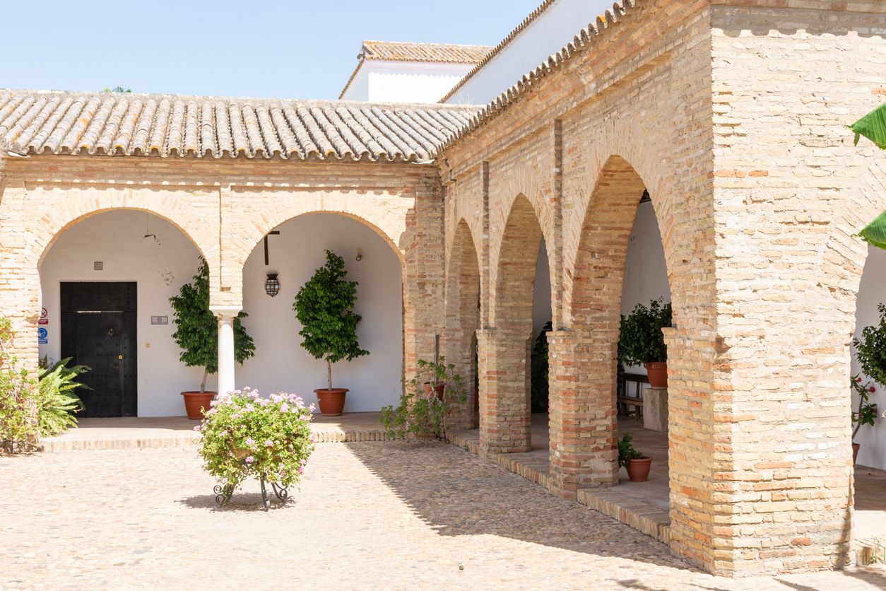 Antigua casa tradicional en la ciudad de Moguer en un día soleado