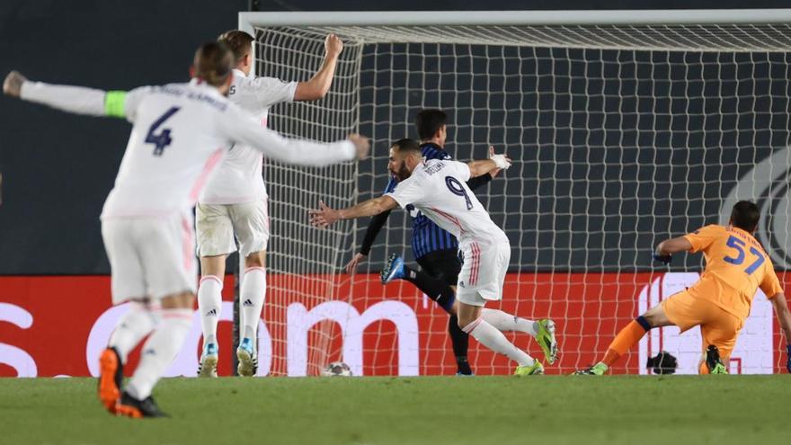 Benzema celebra su gol ante el Atalanta.