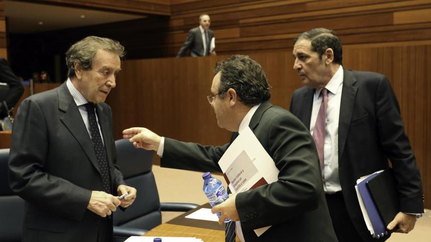 El vicepresidente de la Junta, José Antonio de Santiago, conversa con el procurador del PSOE José Ignacio Martín Benito y con el consejero de Sanidad, Antonio Sáez.