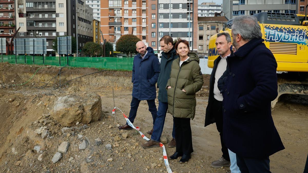 Por la izquierda, Jesús Martínez Salvador, Adrián Pumares, Carmen Moriyón, Ovidio Zapico, Javier Suárez Llana (tapado) y Javier Villamandos, en una visita al solar de Peritos.