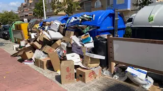 Noves queixes al Port de Sagunt per l'acumulació de cartó per arreplegar