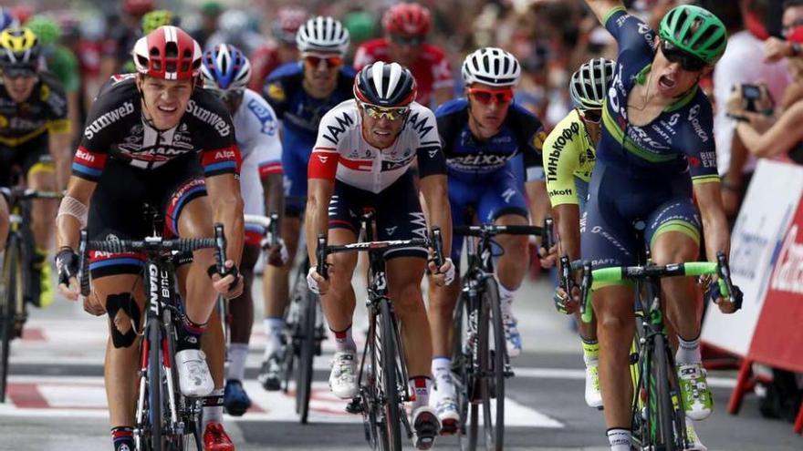 Magnus Cort Nielsen, a la derecha, celebra su victoria en la decimoctava etapa de la Vuelta entre Requena y Gandía.