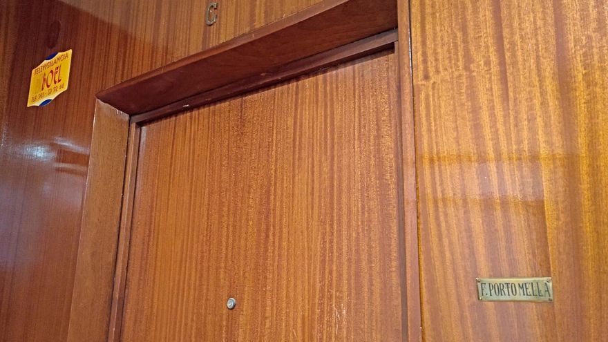 Puerta del piso de Xeneral Pardiñas en la actualidad. La lujosa vivienda tiene todavía la placa del abogado Francisco Porto, que vivió en él con su mujer, María del Socorro Ortega. Su hija, Rosario Porto, lo heredó. Foto: ECG