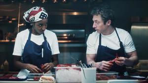 Ayo Edebiri (Sydney) y Jeremy Allen White (Carmy) en la temporada final de The Bear