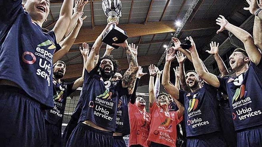 Los jugadores del Urbia Palma celebran su triunfo tras recibir la copa del Trofeu Ciutat de Palma.