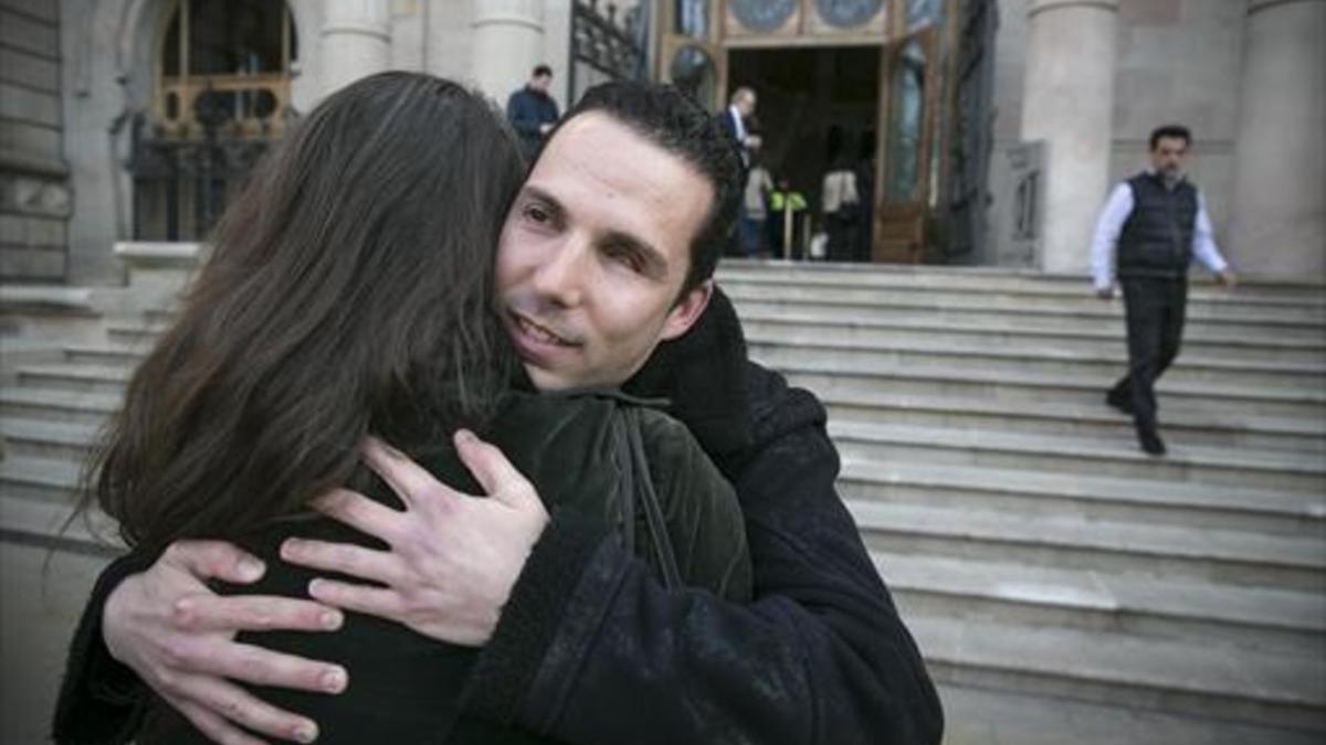 Óscar Alpuente abraza a una amiga, ayer, frente a la Audiencia de Barcelona.