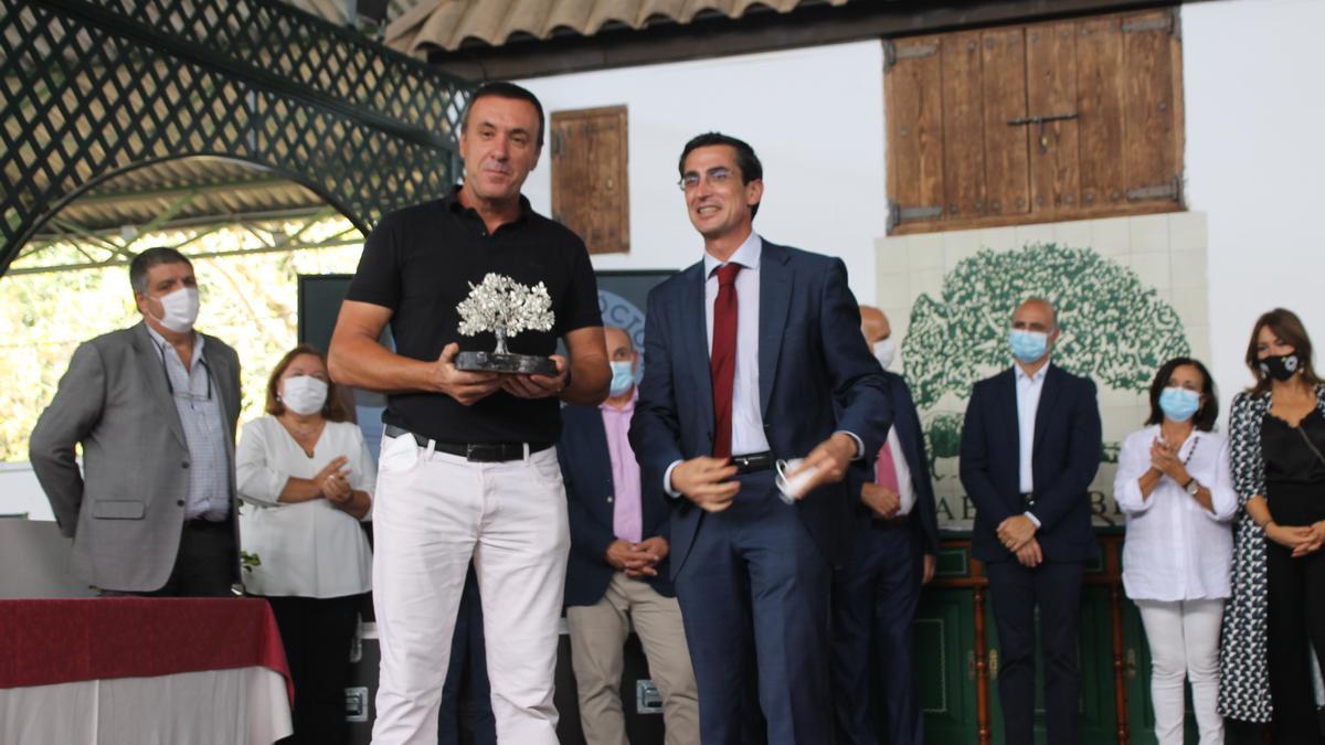 Francisco Hernández Benegas recibe el Premio Ibercaja que le entrega Fernando Planelles.