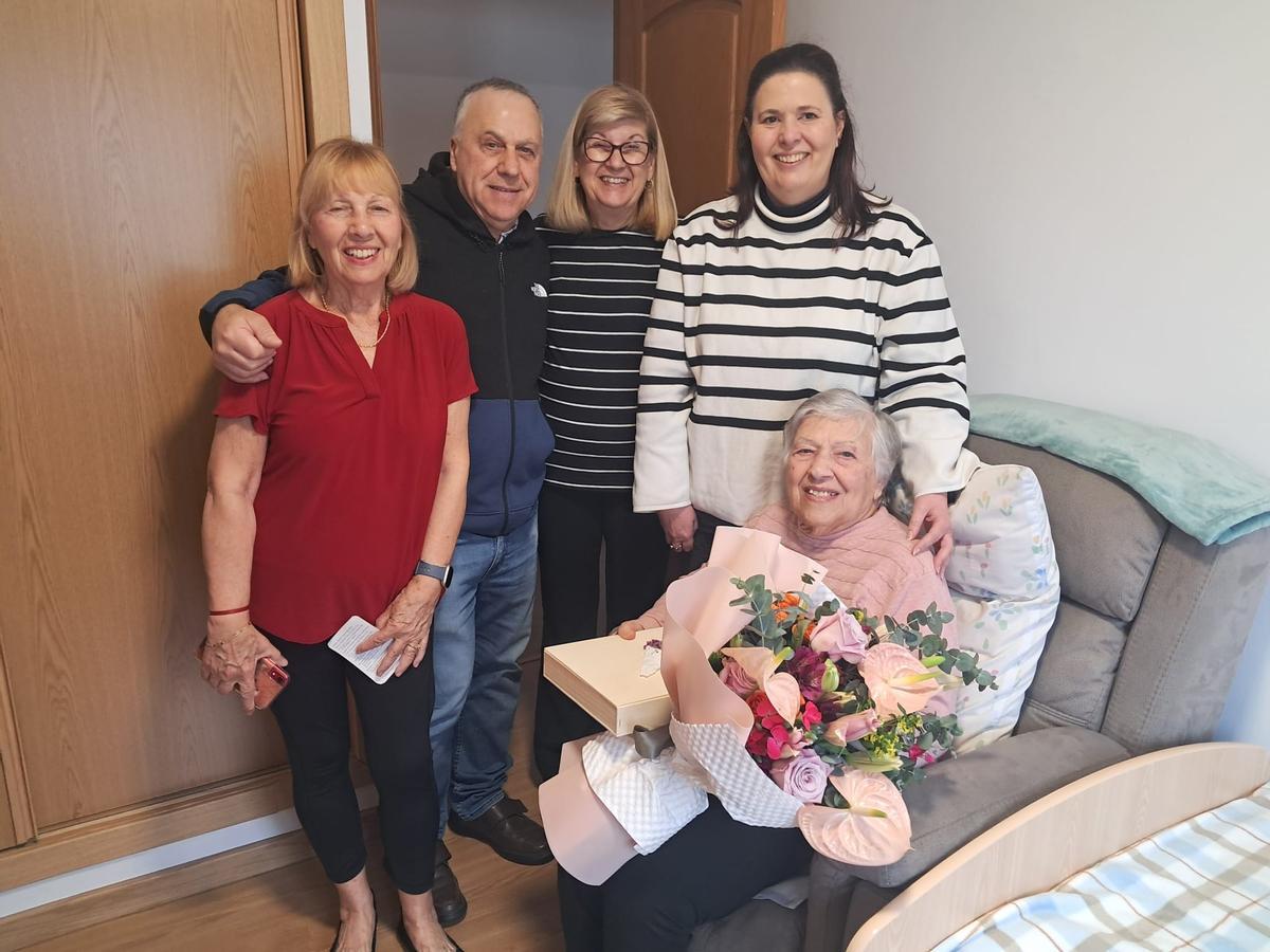 La centenaria arropada por familiares y la alcaldesa de Bergondo.