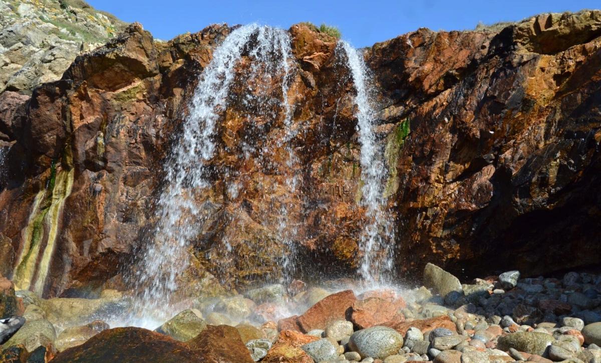 La cascada 'Mixirica', en los acantilados de Canosa de la parroquia de Lires.