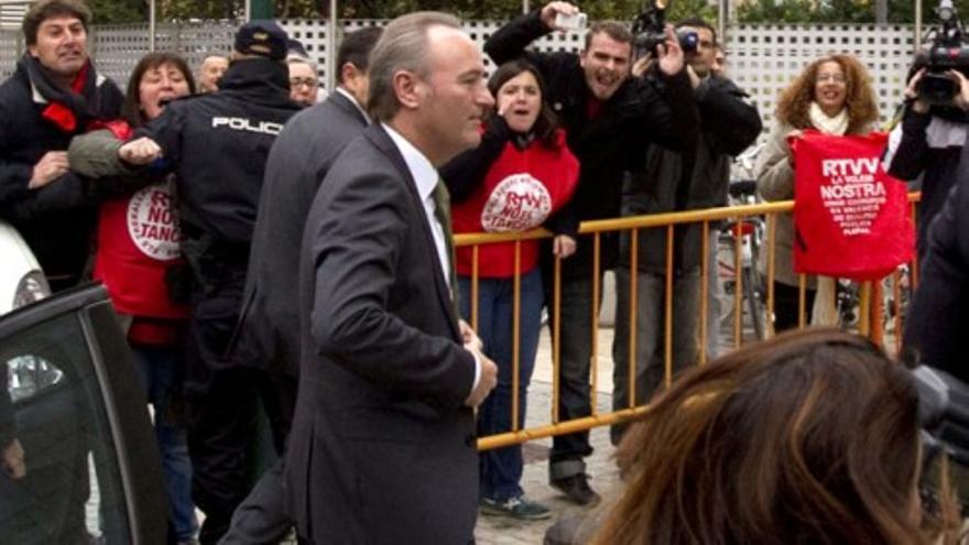 Trabajadores de Canal 9 protestan por el cierre de la televisión