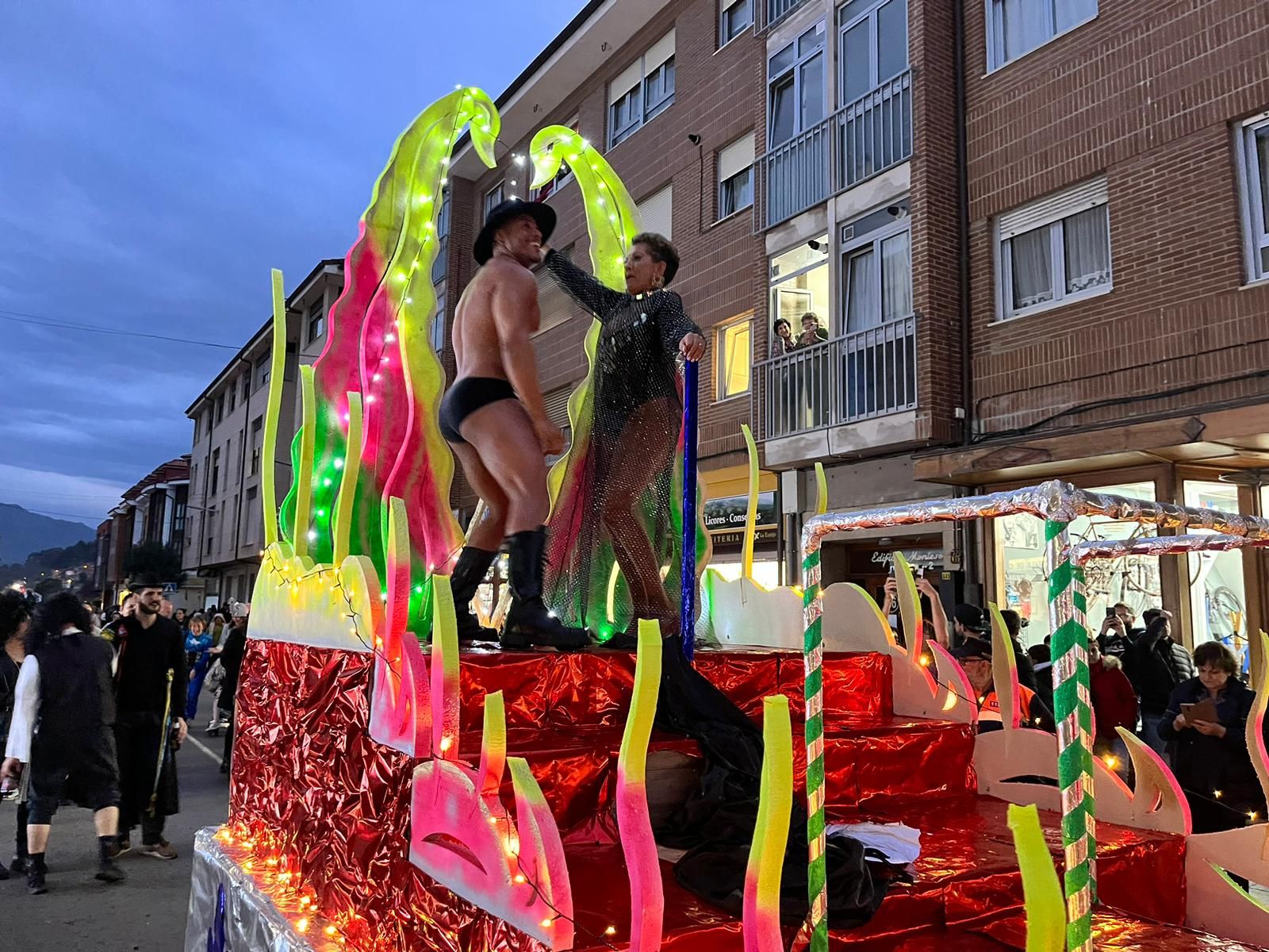 La locura del carnaval llena Posada de Llanes: así fue el multitudinario desfile