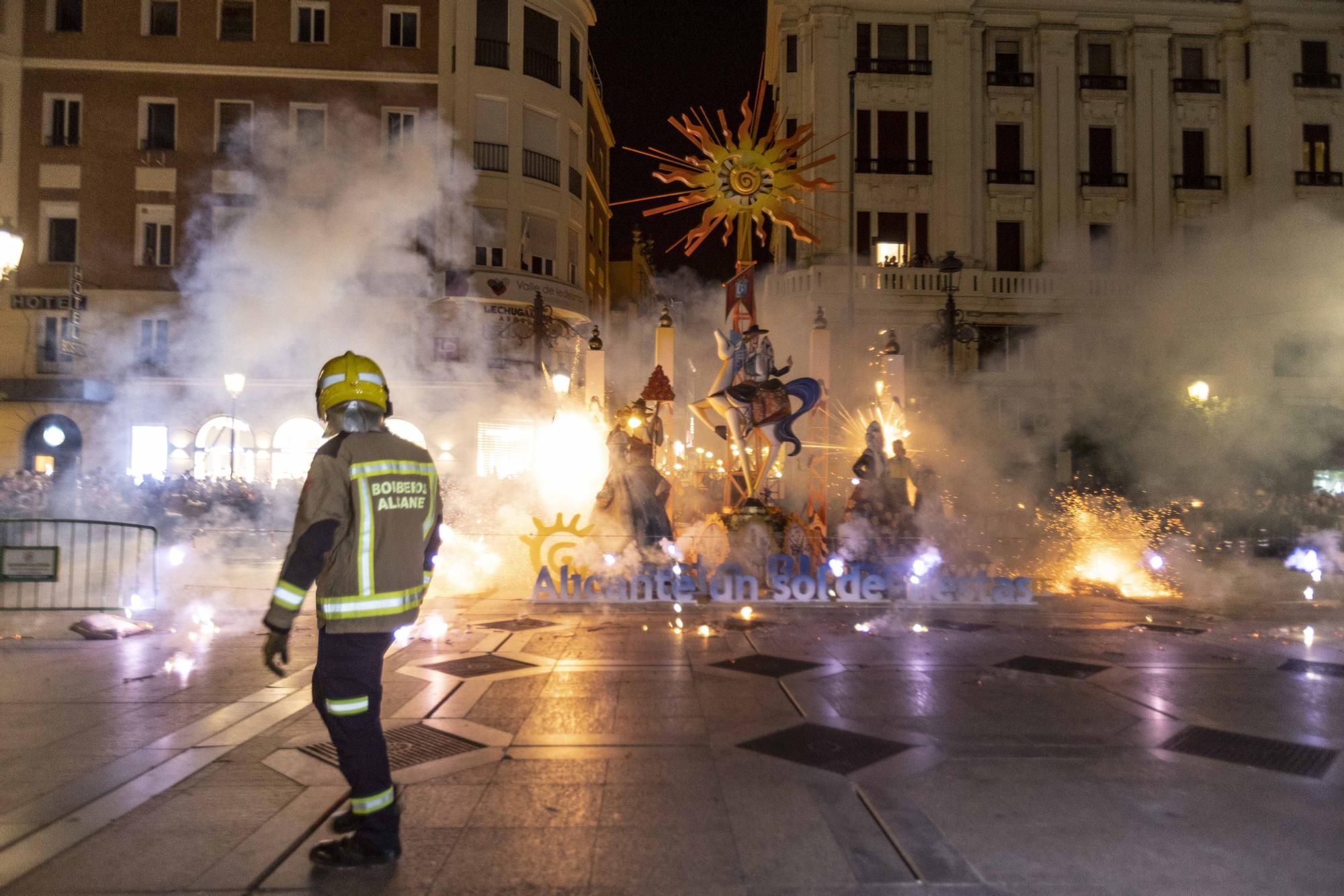 Pasacalles de las bellezas  y cremà Hogueras de Sant Joan en Córdoba