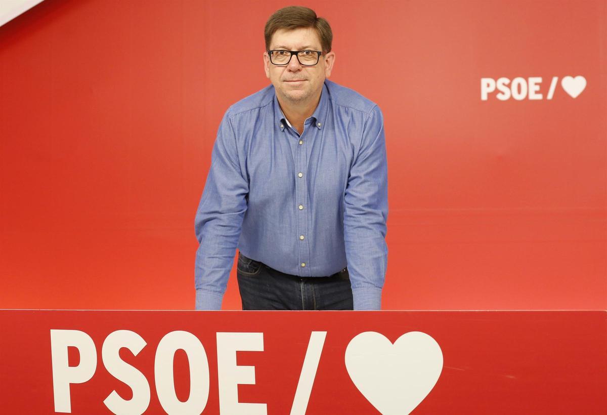 Salazar renuncia al seu lloc a l’Executiva del PSOE després de ser acusat d’«assetjament sexual» Salazar renuncia al seu lloc a l’Executiva del PSOE després de ser acusat d’«assetjament sexual»