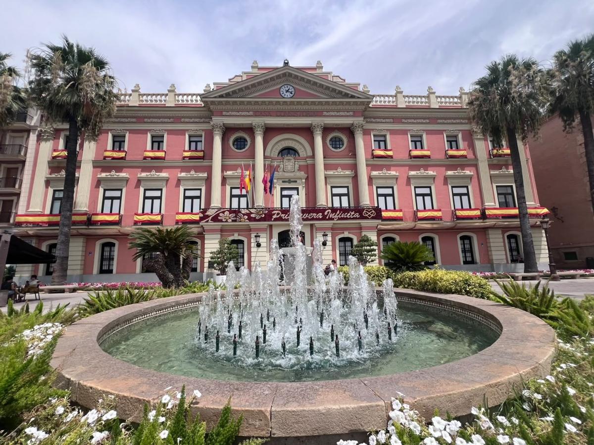 La fachada del Ayuntamiento de Murcia decorada para apoyar a España.